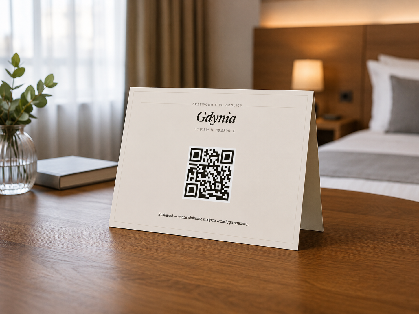 Stojak z kodem QR przewodnika KindaLost na stole w apartamencie